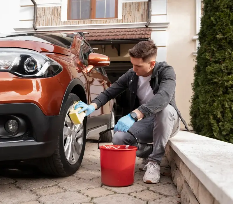 Lavage auto à domicile Saint-Julien-du-Pinet : professionnel intervenant sur un véhicule